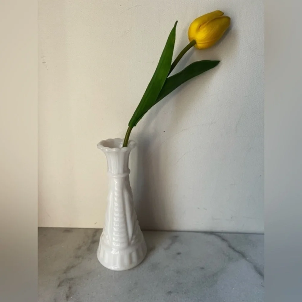 Milk Glass Tapered Bud Vase, Anchor Hocking Stars & Bars Pattern 5.9”..
